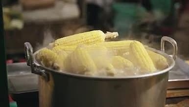 4K实拍煮玉米升格视频的预览图